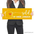 realtor closing photo sign with homeowners