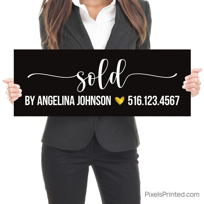 realtor closing photo sign with homeowners