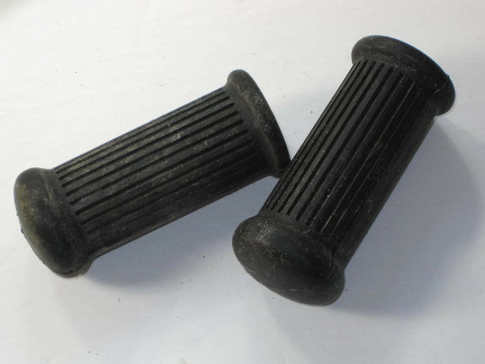 Triumph BSA 82-9051 footpegs square hole rear rubbers UK Made pillion rubber set